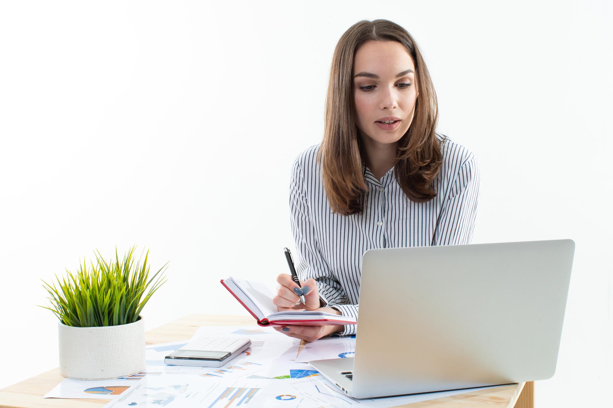 Junge Frau plant Budget am Laptop